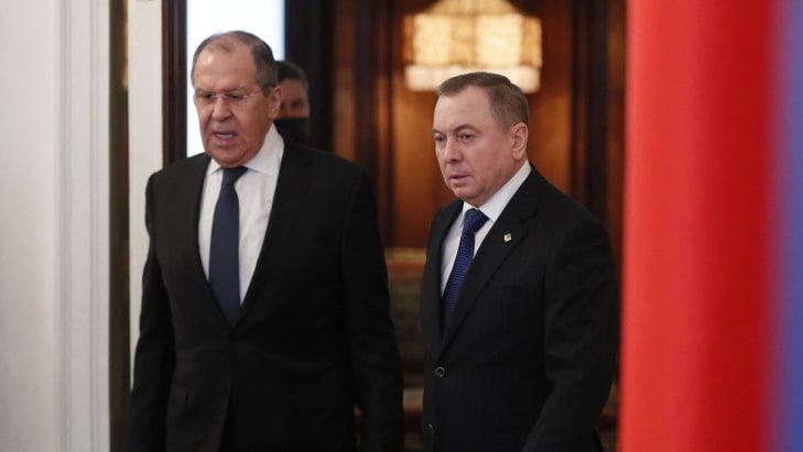 Russian Foreign Minister Sergei Lavrov (L) and his Belarus' counterpart Vladimir Makei.