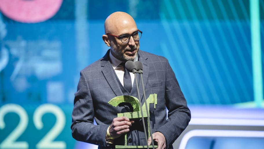 Miguel Macias picks up the International Radio Ondas Award