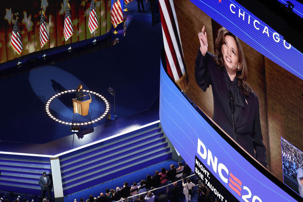 La candidata presidencial demócrata y vicepresidenta de Estados Unidos, Kamala Harris, sube al escenario en el cuarto día de la Convención Nacional Demócrata en Chicago.