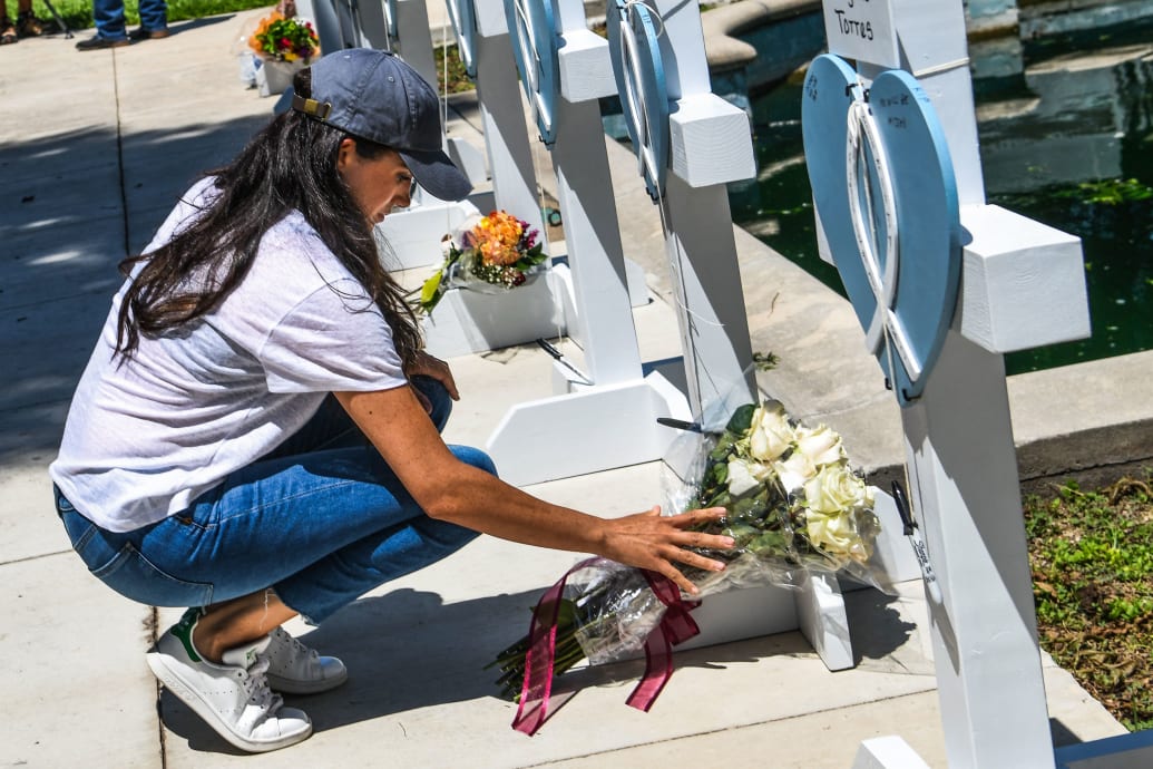 Meghan Markle places flowers as she mourns at a makeshift memorial in front of the courthouse in Uvalde County, Texas, on May 26, 2022.