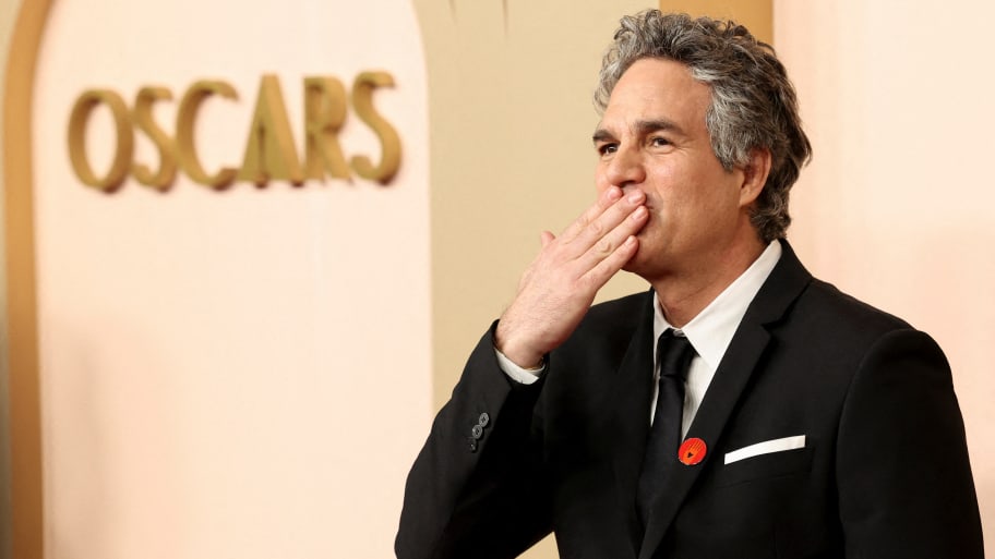 Mark Ruffalo dons a pro-Palestine pin associated with the group “Artists Call for a Ceasefire Now” at the 2024 Academy Awards.