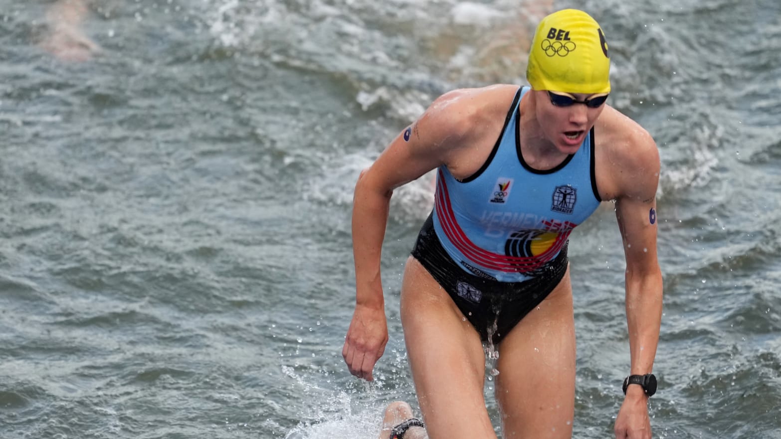 Jolien Vermeylen climbing out of the Seine