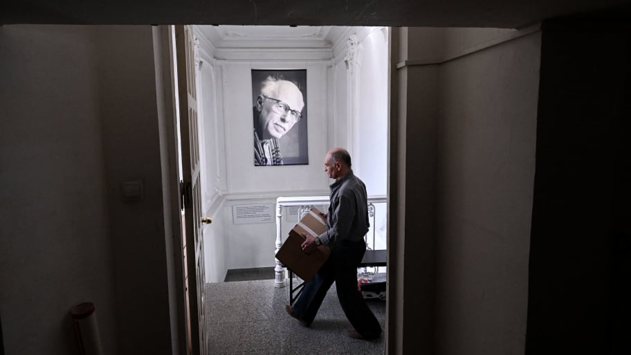 An employee carries a box of packed items in the Andrei Sakharov Museum and Public Center in Moscow on April 14, 2023.
