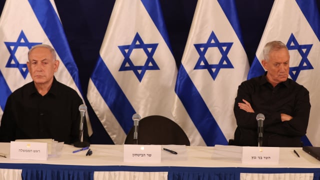 Israeli Prime Minister Benjamin Netanyahu and Cabinet Minister Benny Gantz attend a press conference