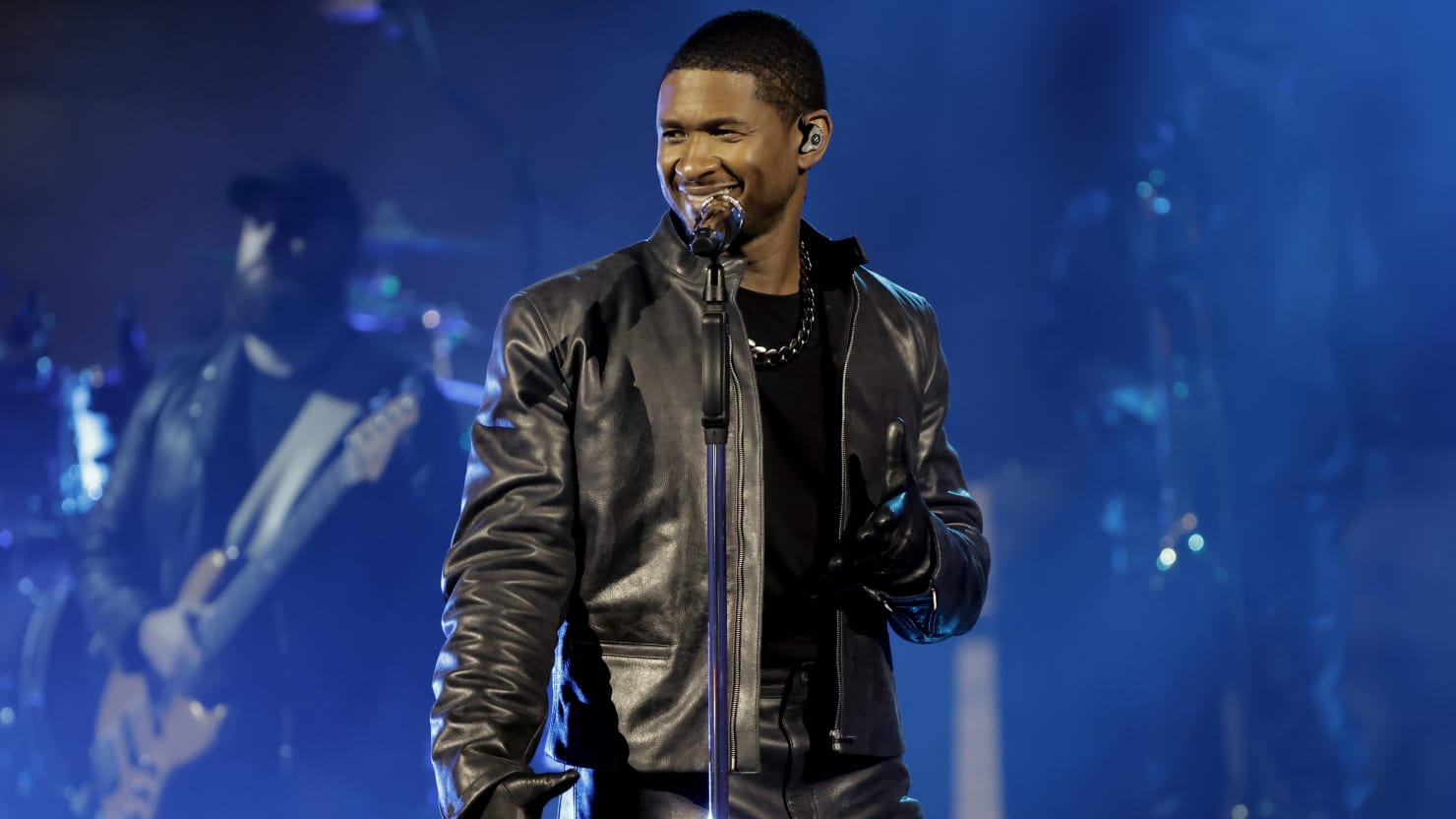 Kim Kardashian dévoile Usher comme spectacle de la mitemps du Super