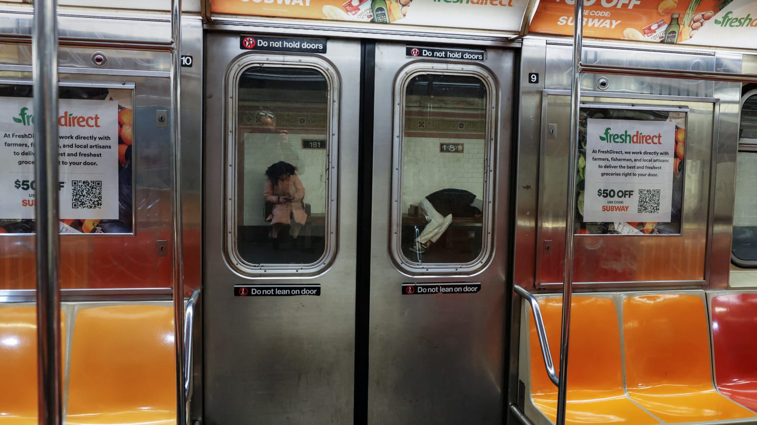 Una mujer en la ciudad de Nueva York pierde los pies después de que su novio la empujó frente al metro