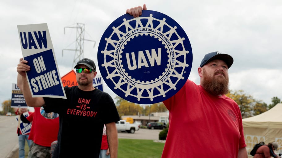 Striking United Auto Workers (UAW) members