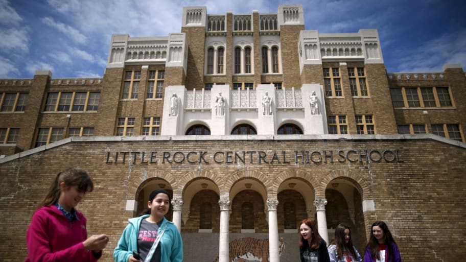 Students on a field trip look at Little Rock Central High School in Little Rock, Arkansas, United States April 27, 2015.