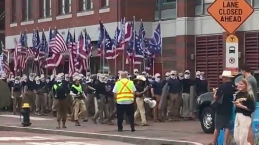 Les membres du White Supremacist Patriot Front défilent à travers Boston