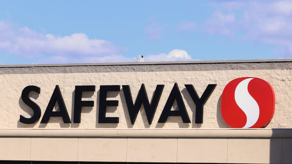 Shooter With AR-15-Style Rifle Went ‘Aisle to Aisle’ in Oregon Safeway
