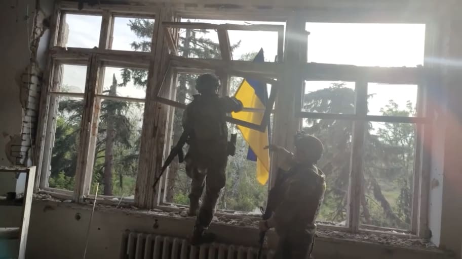 Soldiers raising a flag in Blahodatne.
