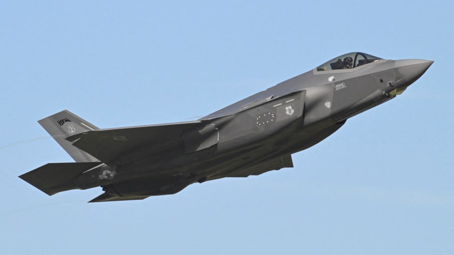 The 911 call of the F-35 pilot who lost his fighter jet has been released.