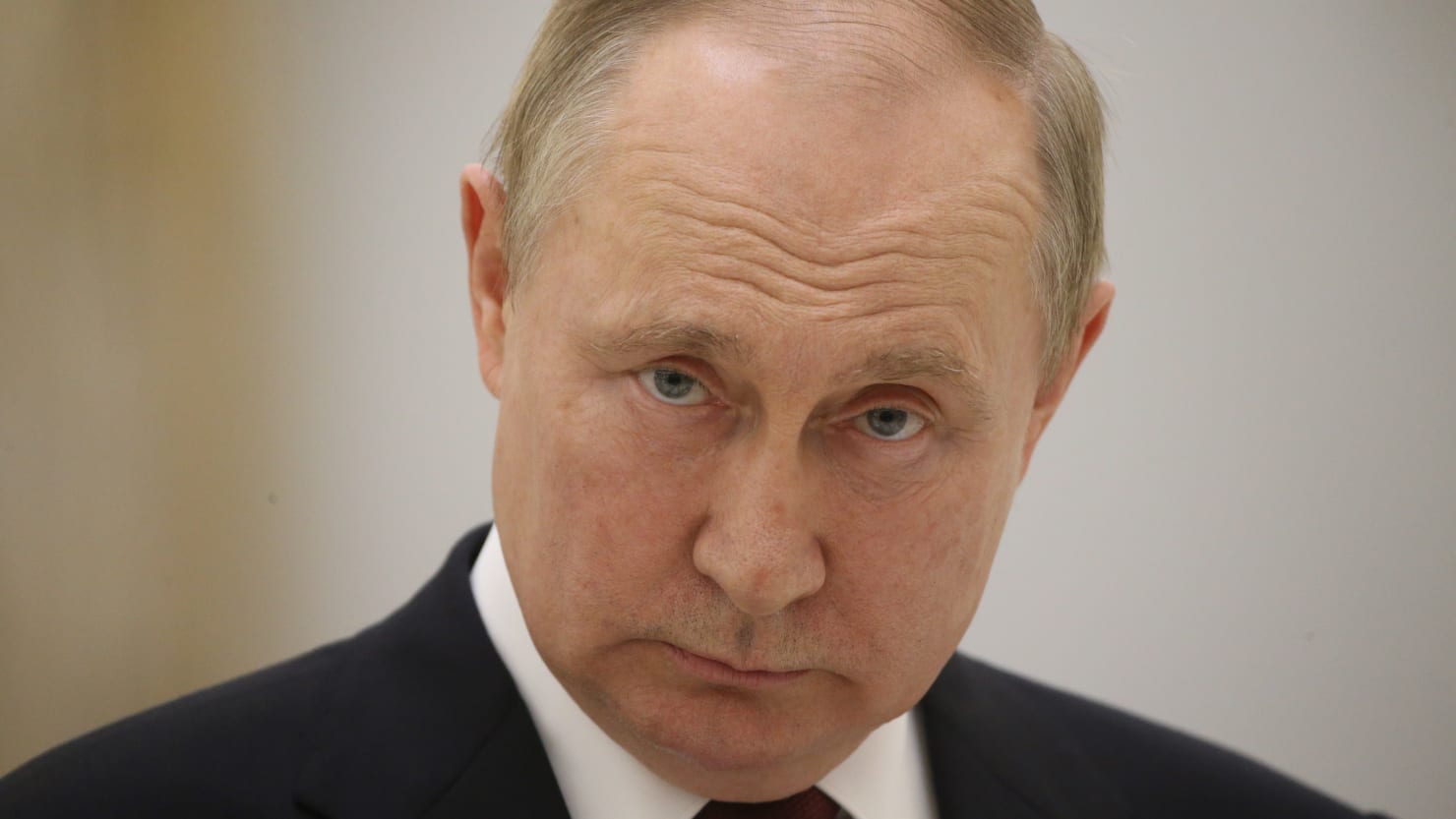 Les mensonges de Vladimir Poutine sur l’Ukraine font s’agiter et se battre la télévision d’État russe