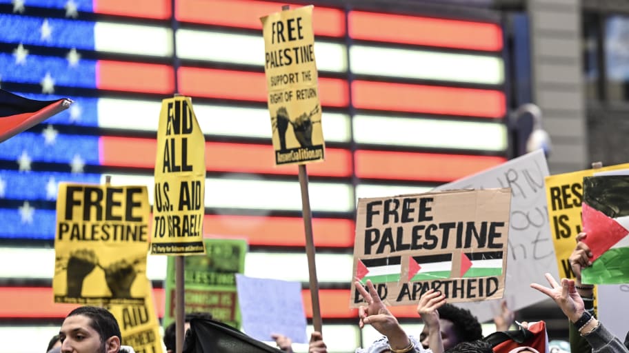Pro-Israeli and Pro-Palestinian demonstrations held at the same time in Times Square