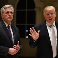 Kevin McCarthy and Donald Trump in Wes Palm Beach in 2018.