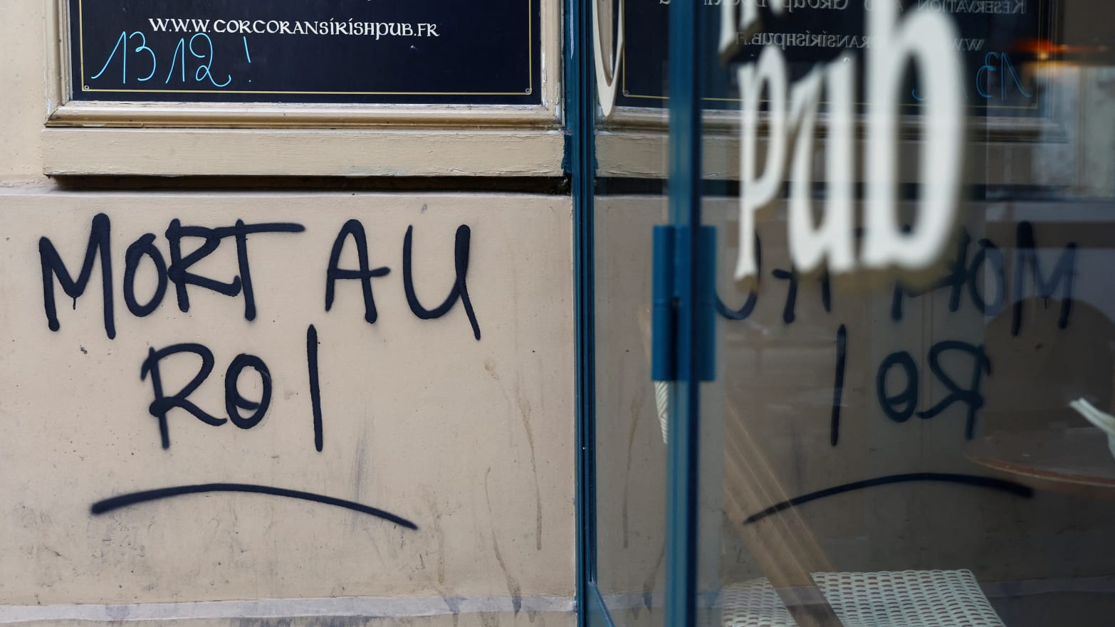 Graffiti reading “Death to the King” in Paris amid pension protests.
