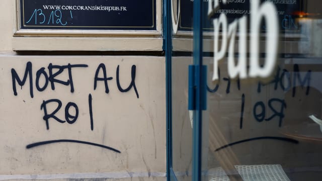 Graffiti reading “Death to the King” in Paris amid pension protests.