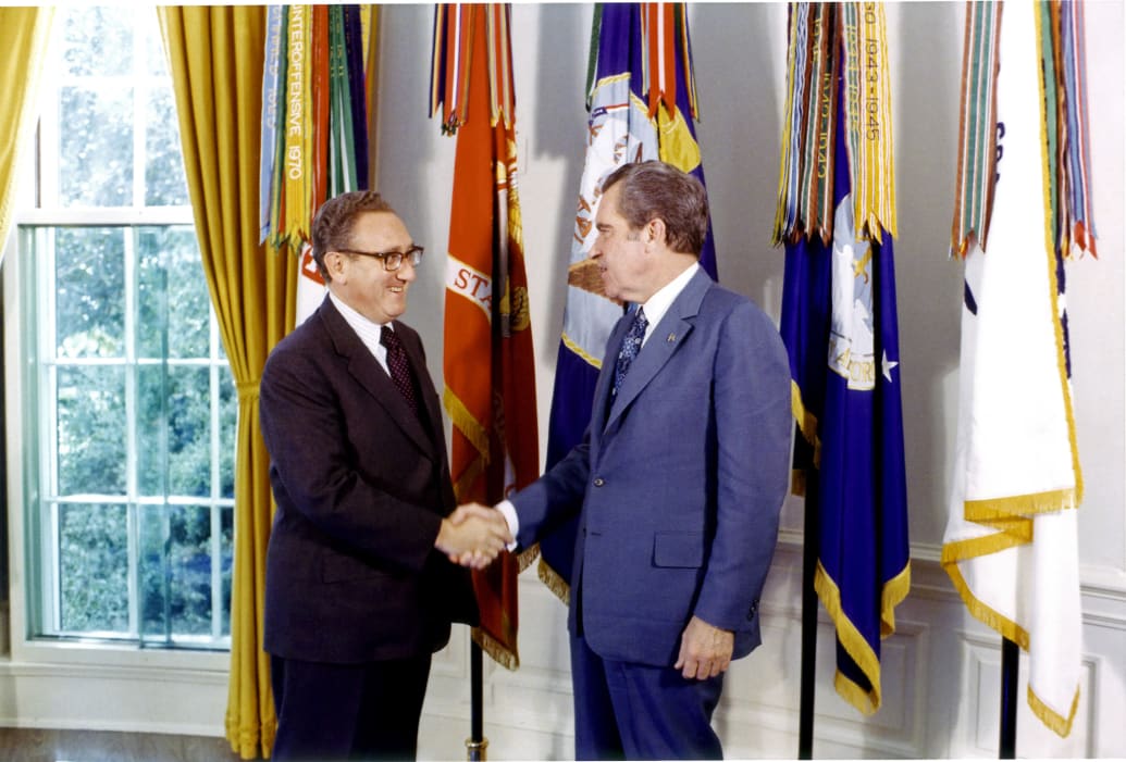 Ein Foto mit einem Porträt des ehemaligen US-Außenministers und nationalen Sicherheitsberaters Henry Kissinger und des ehemaligen US-Außenministers Richard Nixon