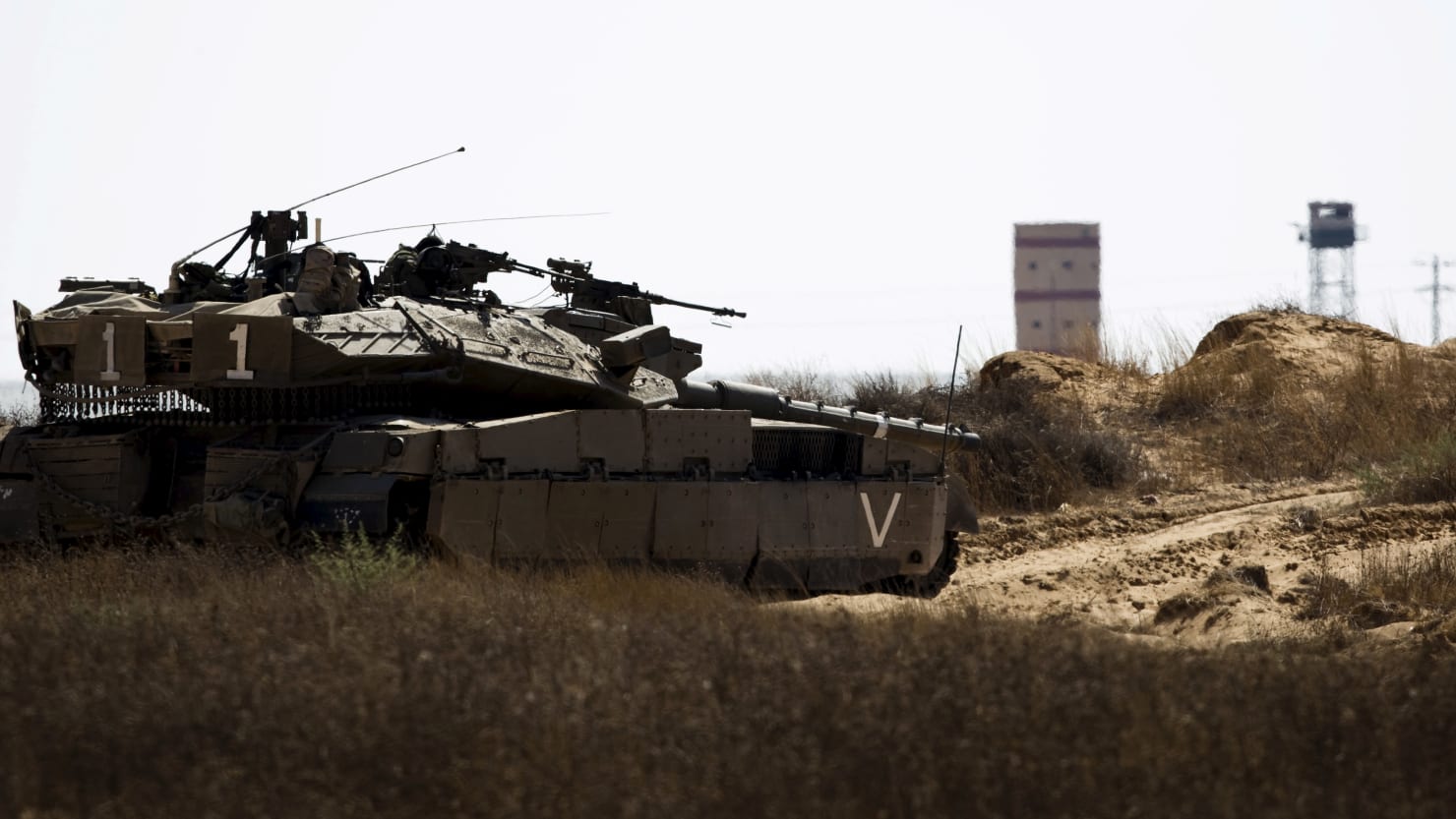イスラエルの戦車が「偶然に」行くと、国境のエジプト基地を攻撃した後、怪我を確認
