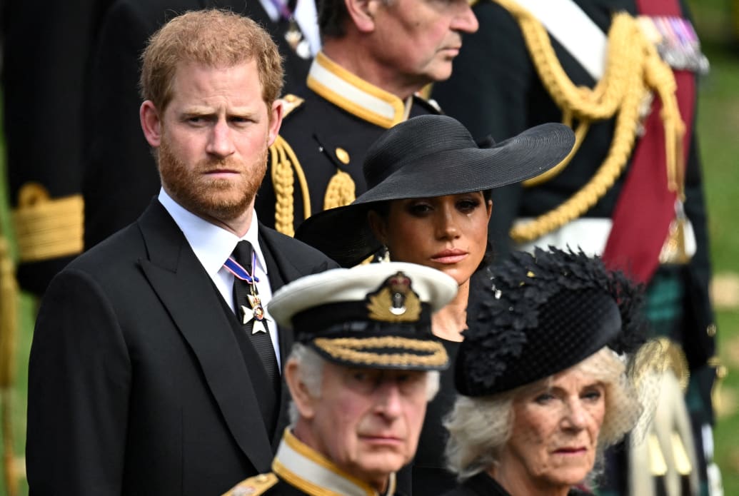 Britanyalı Sussex Düşesi Meghan, Prens Harry, Sussex Dükü, Kraliçe Camilla ve Kral Charles, 19 Eylül 2022'de Londra, Britanya'da Britanya Kraliçesi Elizabeth'in devlet cenazesine ve cenazesine katılırken tepki gösteriyor.