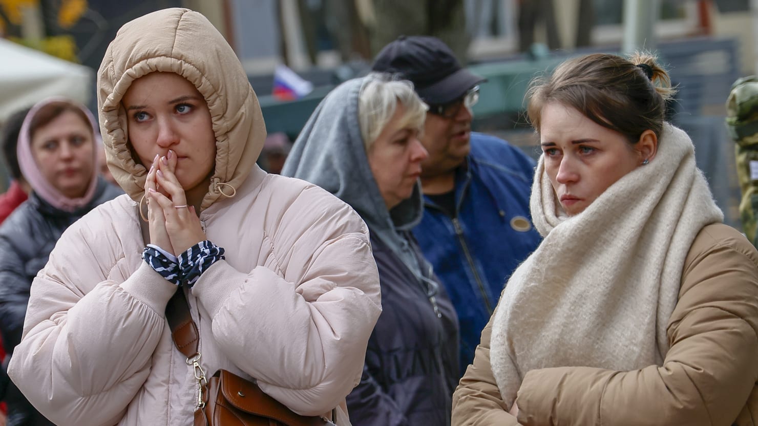 تهدد الزوجات الروسيات الآن بالاشتراك في استخدام السيارات لنقل رجالهن من أوكرانيا