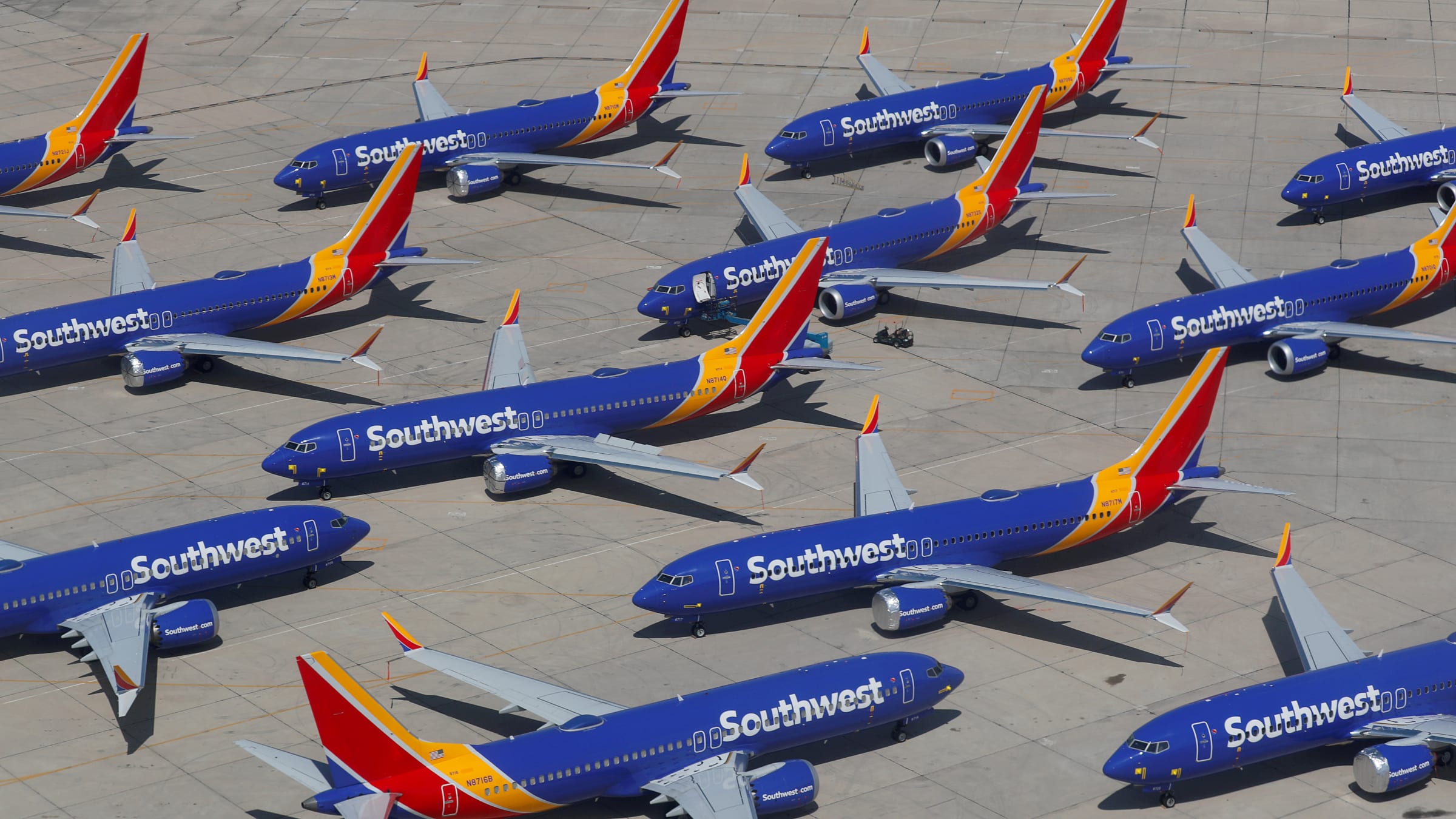 Pilot from another airline helps Southwest plane land safely after