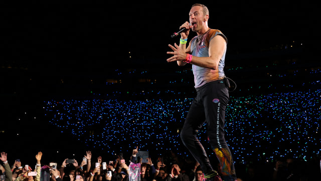 Chris Martin addressed the severe traffic in Manila during a show in the Philippines to which the country’s president traveled in a helicopter, prompting an angry response. 