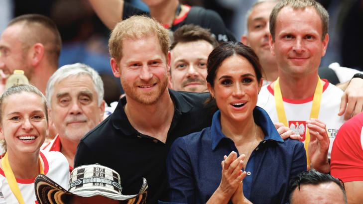 Britain's Prince Harry, Duke of Sussex and his wife Meghan, Duchess of Sussex pose with the medalists after the sitting volleyball final at the 2023 Invictus Games in Düsseldorf, Germany September 15, 2023.