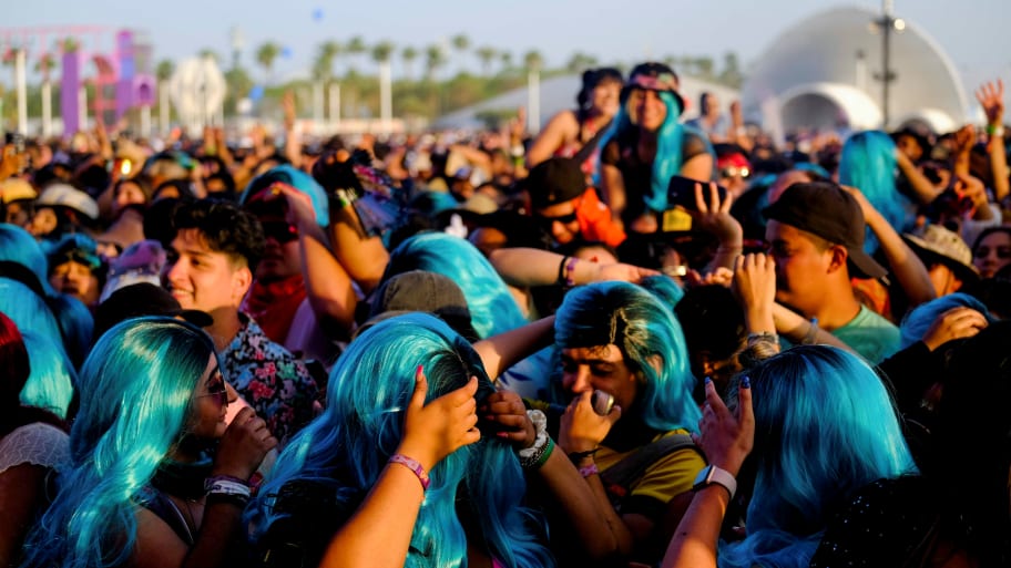 A crowd at Coachella 2022 wearing blue wigs.
