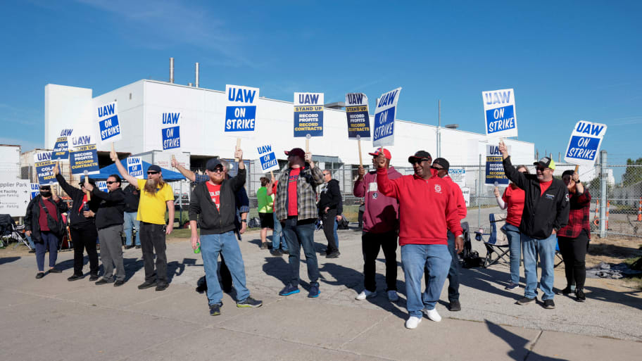 Striking United Auto Workers members