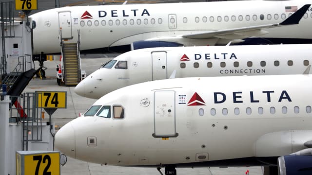 A Texas man was able to board a Delta Air Lines flight after allegedly photographing a girl’s boarding pass.