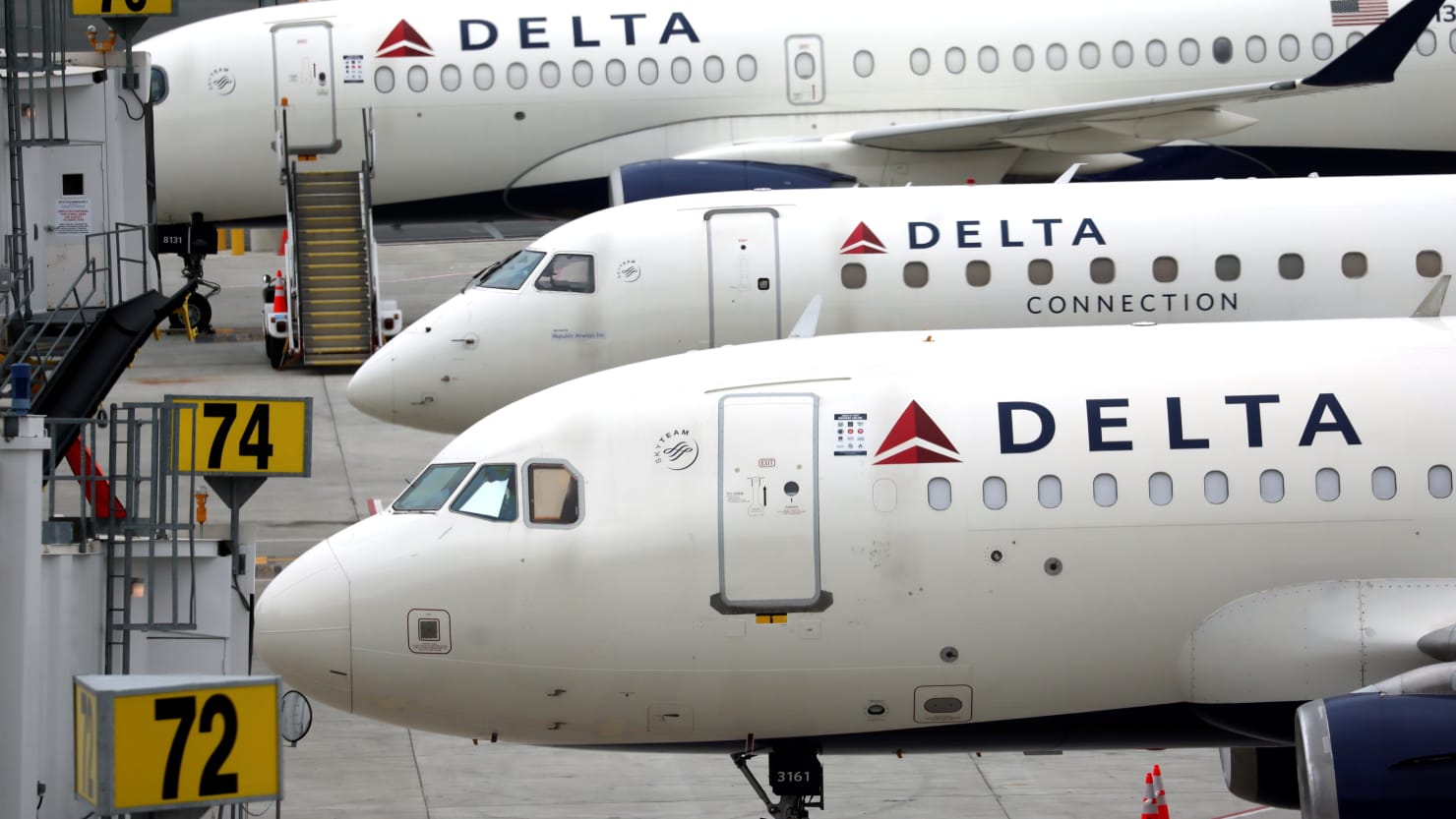 Passenger on Board Las Vegas Delta Flight Describes People Needing