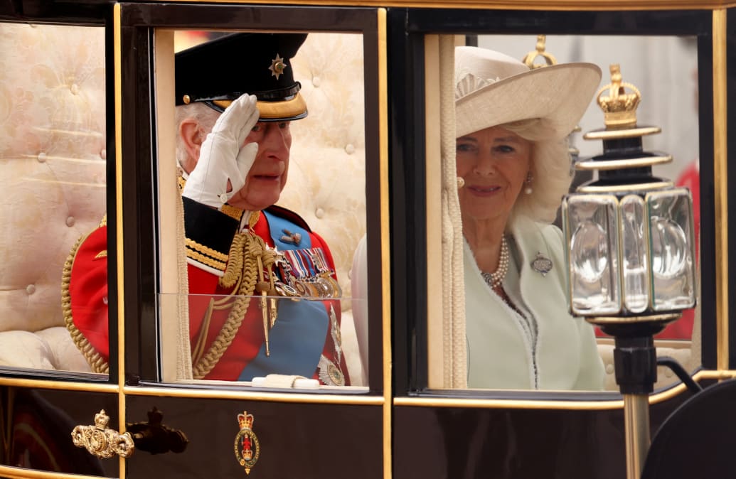 2024 年 6 月 15 日，查尔斯国王和卡米拉王后出席在英国伦敦举行的皇家军队阅兵式，以庆祝他的官方生日。