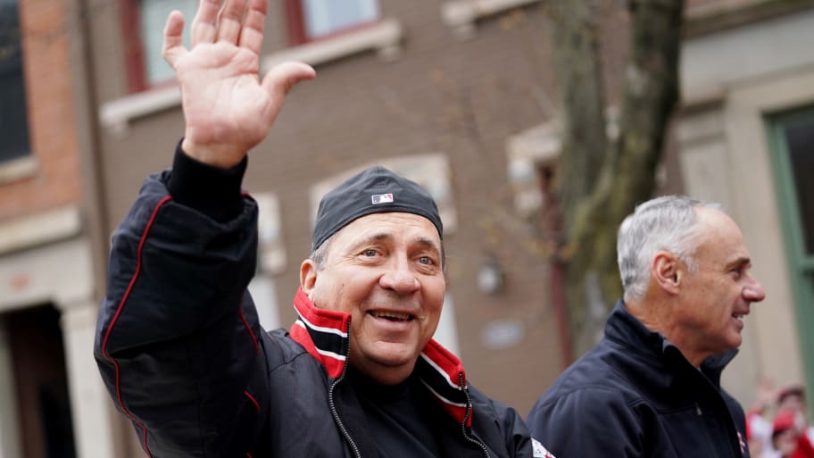 Johnny Bench waves to fans