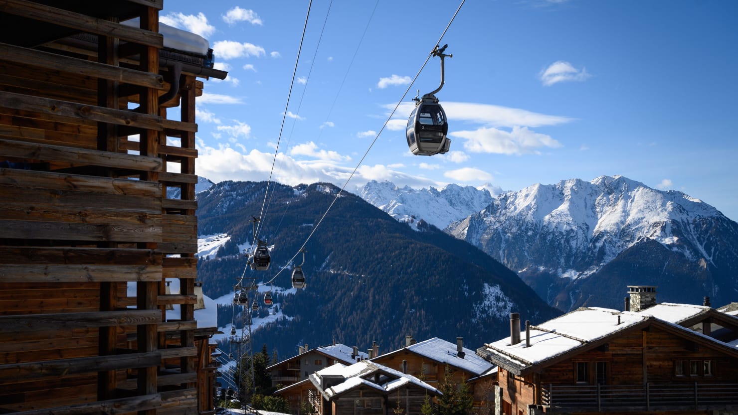 Hundreds of British tourists flee the luxurious Swiss ski resort to escape the quarantine of the mutant virus