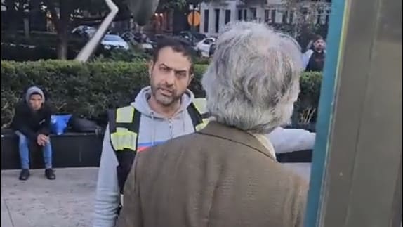 A screenshot of Zak Tamymy confronting Stuart Seldowitz in front of Mohammed Hussein’s food cart.