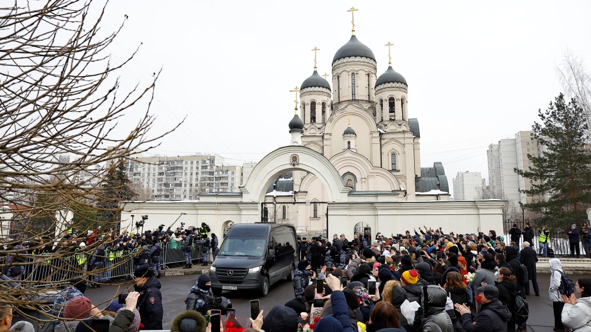 Navalny Mourners Defy Putin and Chant: ‘We Are Not Afraid!’