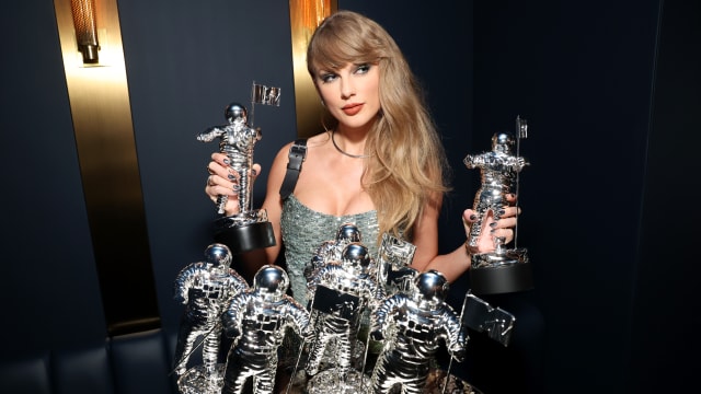 Taylor Swift with seven VMAs