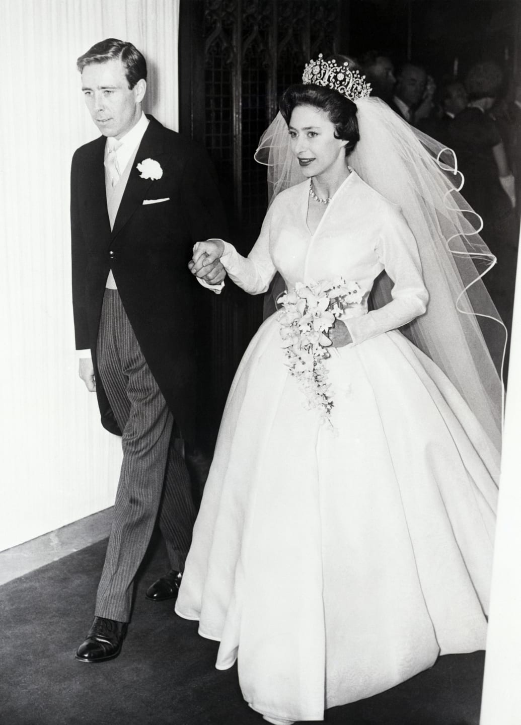 La princesa Margarita y su esposo Antony Armstrong-Jones abandonan la Abadía de Westminster después de su boda en 1960.