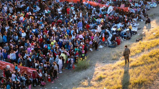 Photograph of mass migrants at the US/Mexico border