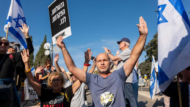 A photograph of protestors in Jerusalem calling for the Netanyahu-led government to resign.