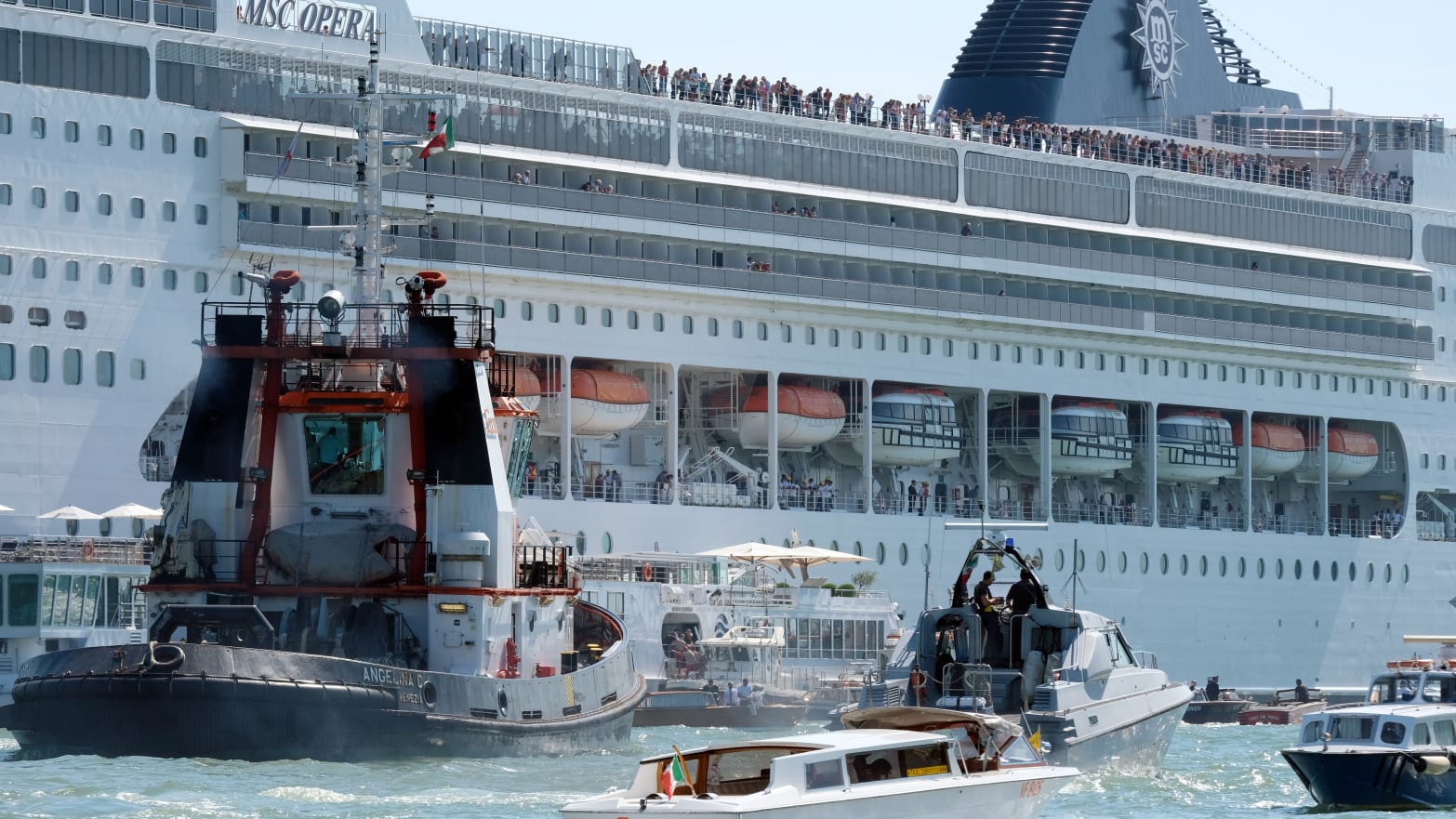 Msc Cruise Ship Bashes Into Venice Tourist Ferry Skims