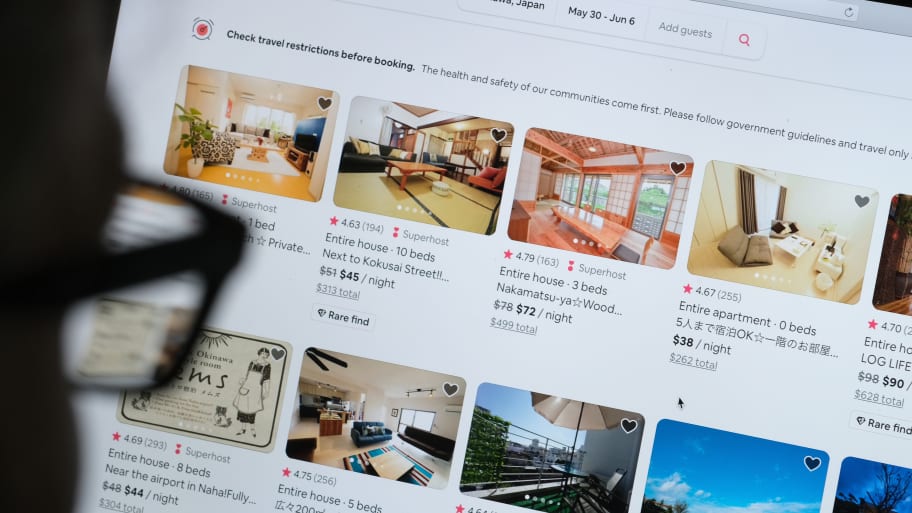 A man looks at the website of Airbnb.