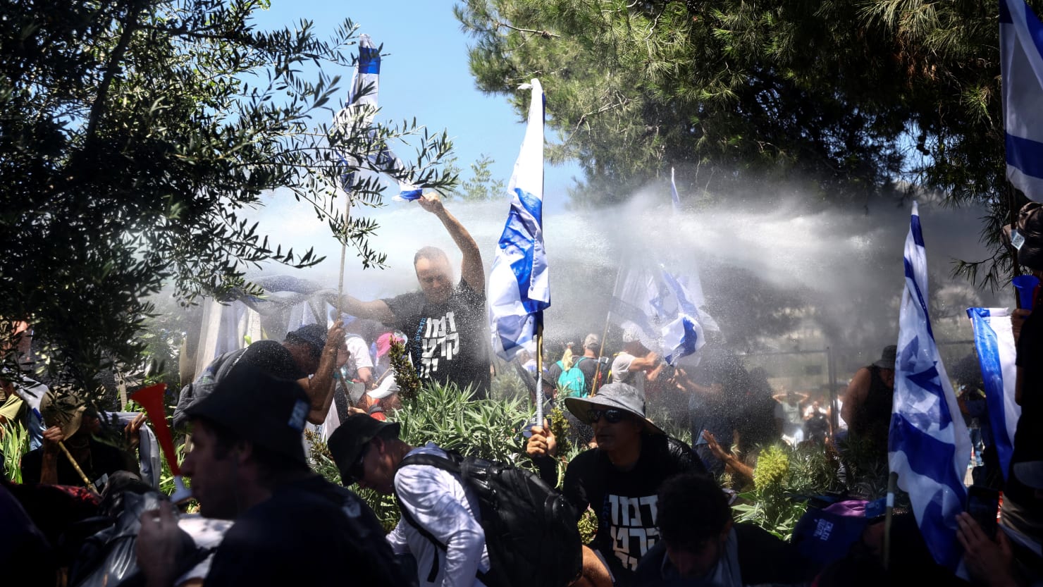 La loi anti-Cour suprême de Netanyahu est adoptée, suscitant des protestations