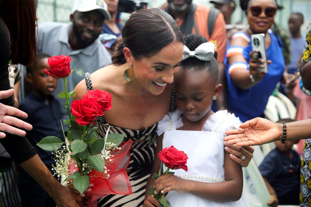 Meghan, duquesa de Sussex, recebe flores no dia em que ela e o príncipe britânico Harry, duque de Sussex, participam de uma partida de vôlei com veteranos do exército feridos, no refeitório dos oficiais do exército nigeriano em Abuja, Nigéria, em 11 de maio de 2024.