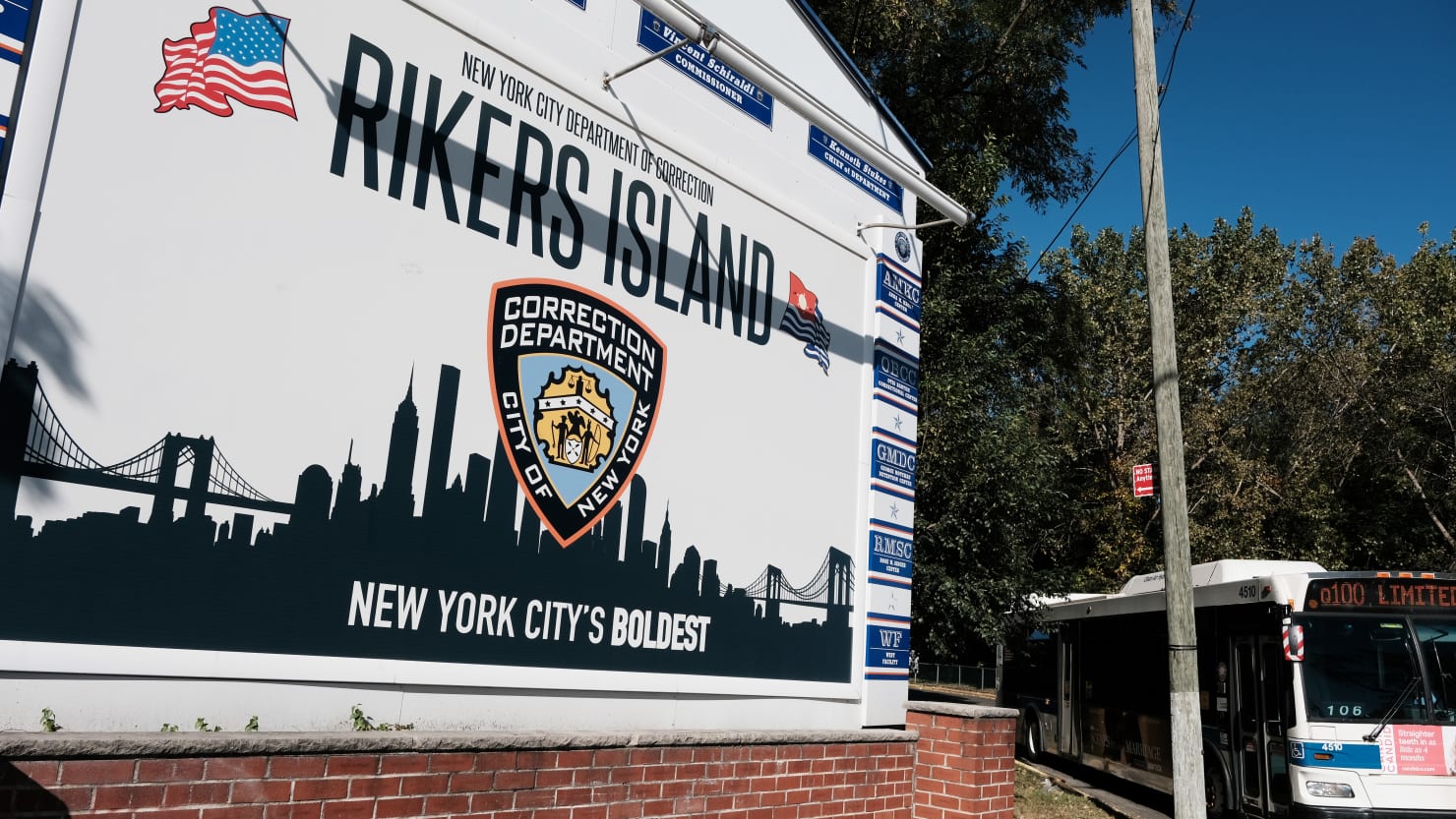 Anko Porno - Rikers Guards Charged for Allegedly Standing by as Teen Inmate Attempted  Suicide