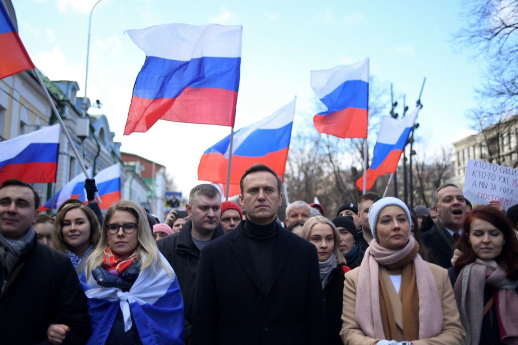 Ο Ρώσος ήρωας σηκώνεται από τη σκιά του Αλεξέι Ναβάλνι και πυροβολεί τον Βλαντιμίρ Πούτιν