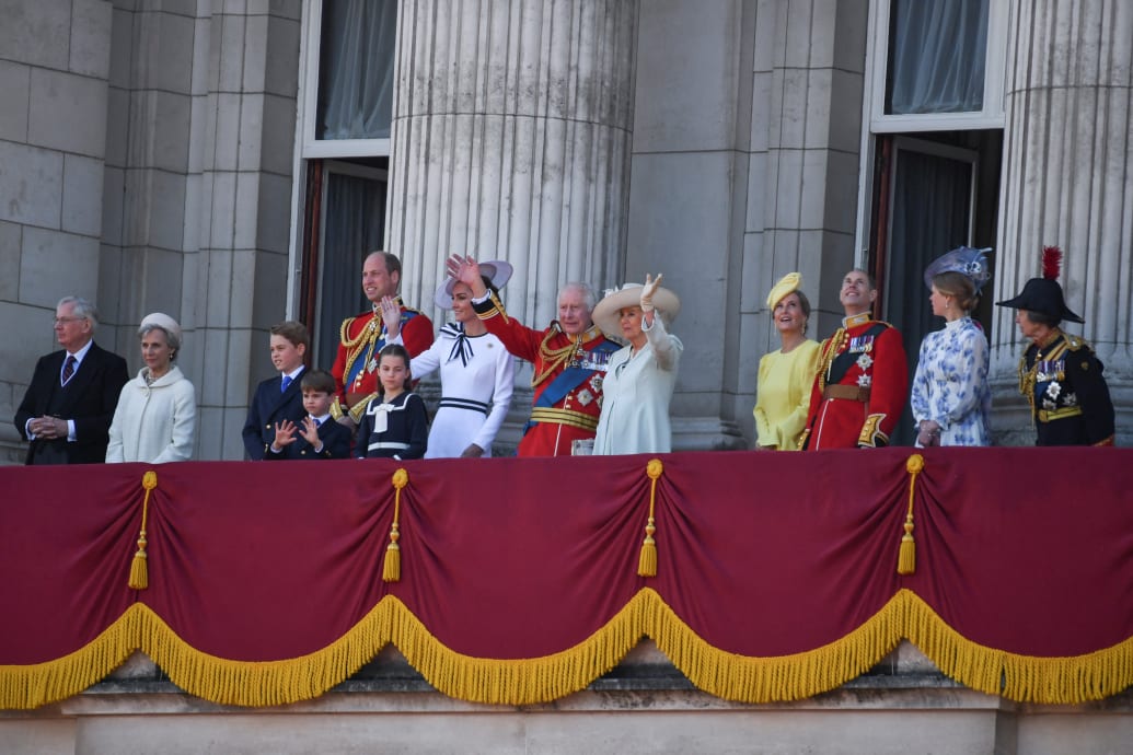 白金汉宫阳台上的格洛斯特公爵和公爵夫人、乔治王子、威廉王子、路易王子、夏洛特公主、凯特·米德尔顿、查尔斯国王、卡米拉王后、索菲、爱丁堡公爵夫人、爱德华王子、路易丝夫人和安妮公主。