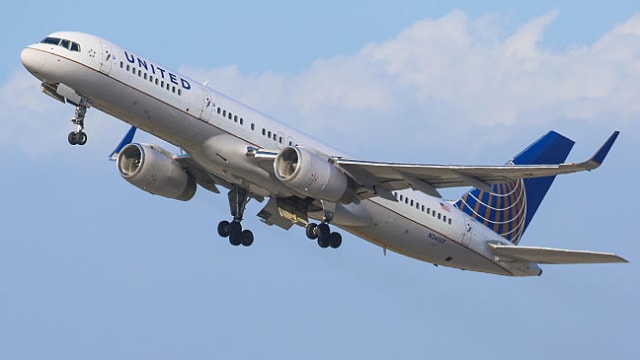 United Airlines Boeing 757 taking off from LAX.