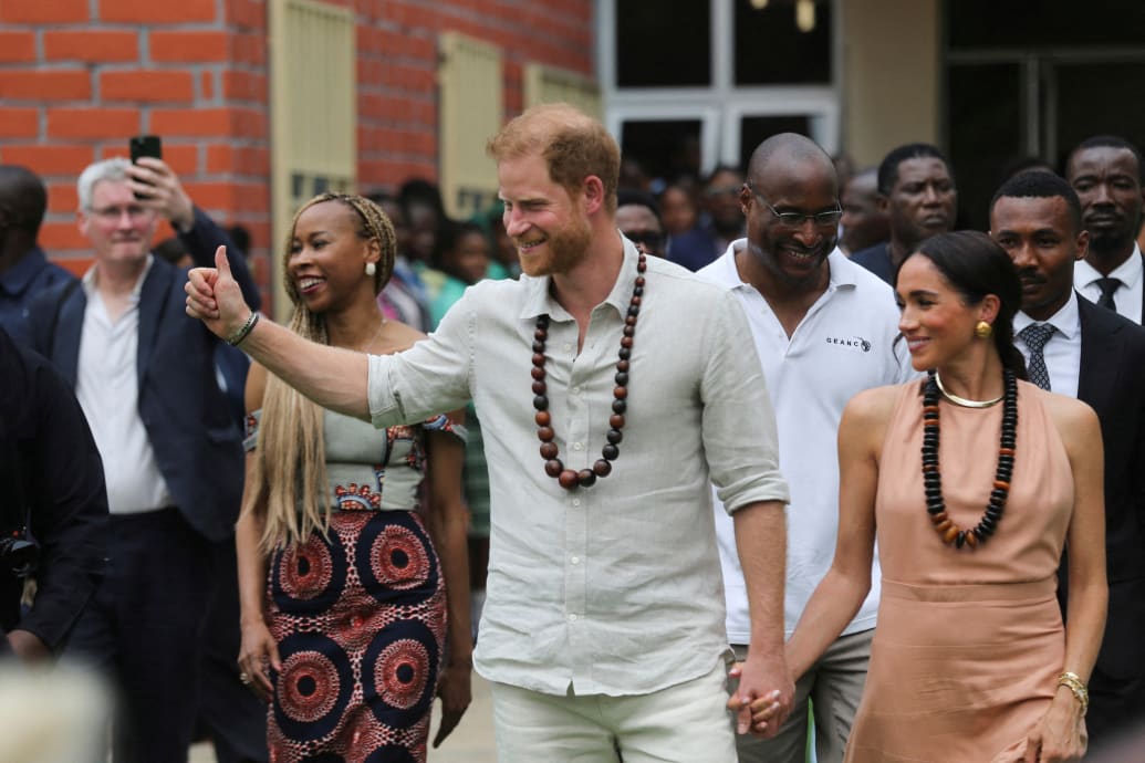 O Príncipe Harry, Duque de Sussex e sua esposa Meghan, Duquesa de Sussex, saem após se reunirem com estudantes na Lightway Academy em Abuja, Nigéria, em 10 de maio de 2024.